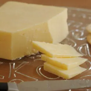 Raw Young Cheddar Cheese (Finca El Chupulún)